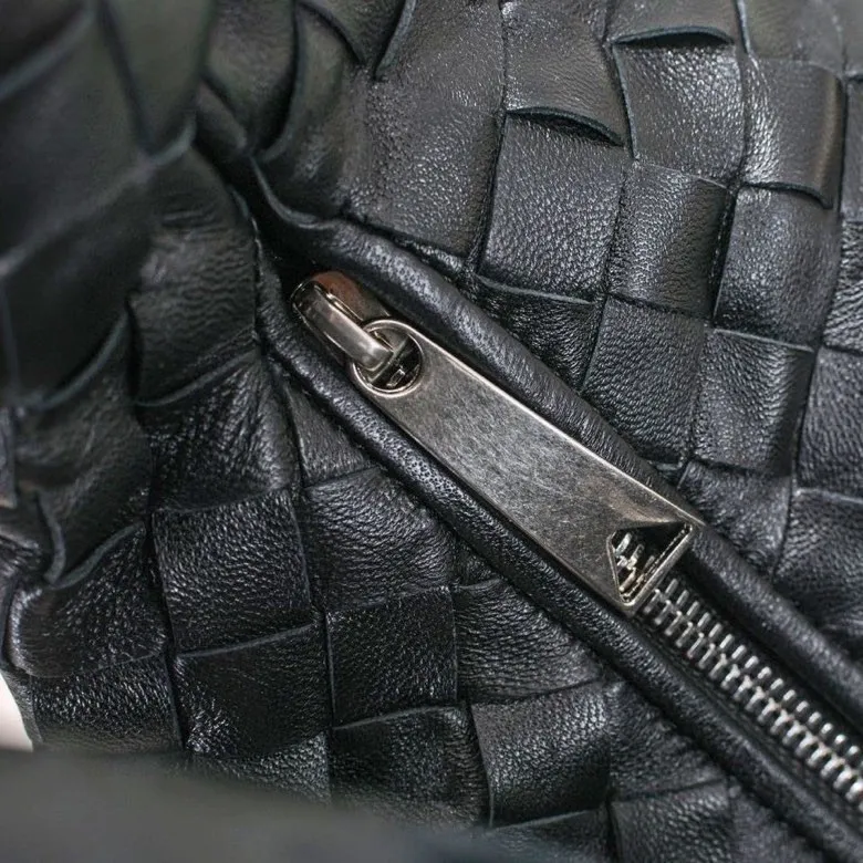 Batch 1460 BV Bottega Veneta 2022 Early Spring New Ladies Medium JODIE Handbag BV Bag 🔥The new method is to round the corners on the original basis and knot the round hobo bag with classic woven leather. The most iconic triangular pull-out design, using sheepskin draped soft shape, is super suitable for concave shapes~ Jodie feels really gentle to people, and is definitely the best item for daily matching. It has the same weave, new elements and twists, and is versatile. It is the new favorite of street style Internet celebrities! Size: 36*21*13 Model: 6697